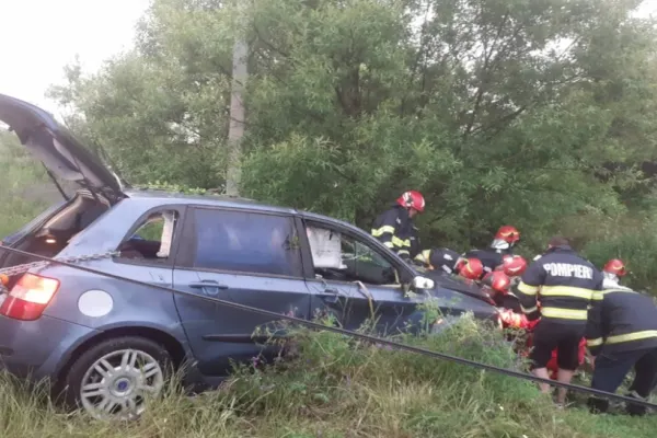 VIDEO - Accident mortal în Olt - Un bărbat a căzut cu mașina într-un canal de apă
