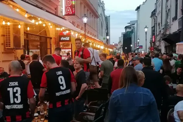 Atmosferă festivă în Capitală înaintea meciului Ucraina-Austria: Fanii echipelor cântă și dansează în Centrul Vechi - VIDEO