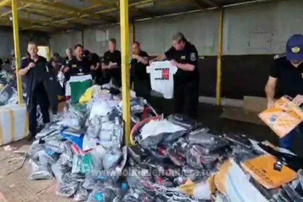 FOTO/ VIDEO  Haine contrafăcute în valoare de un milion de euro, confiscate de polițiștii de frontieră. Marfa venea din Turcia