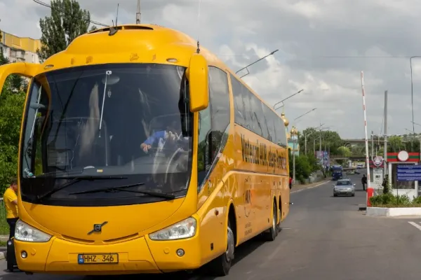 Caravana AUR, blocată de o bandă cu zimți la vama de pe Nistru: Separatiștii ar fi încercat să taie cauciucurile autobuzului