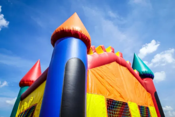 VIDEO Copii în stare gravă după explozia unui castel gonflabil - Imaginile cu oribilul accident