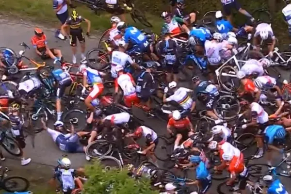 VIDEO - Cea mai mare căzătură din istoria Turului Franței - Aproape toți cicliștii au ajuns la pământ din cauza unui pieton