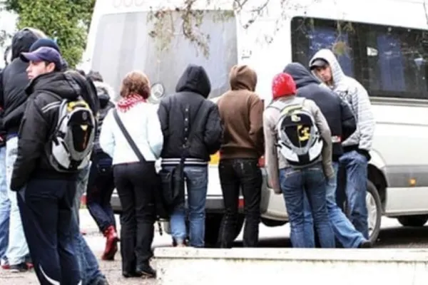 ELEVII protestează în fața Guvernului și în toată țara împotriva deciziei de DECONTARE a navetei - CE reproșează Ministerului Educației