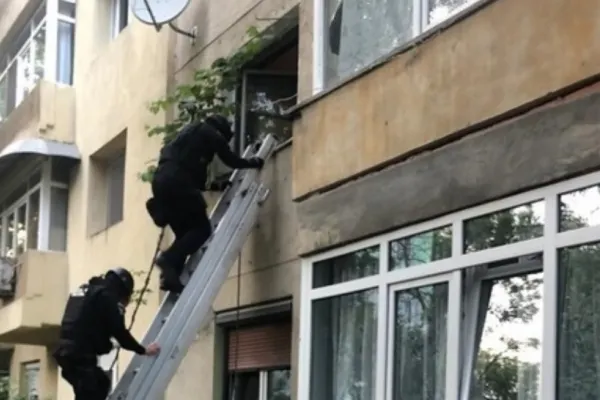 Un bărbat și-a sechestrat soția și soacra, într-un apartament, la Craiova. Polițiștii au intrat pe geam - VIDEO
