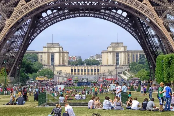 Un bărbat a sărit cu parașuta de pe Turnul Eiffel. Jos îl așteptau polițiștii