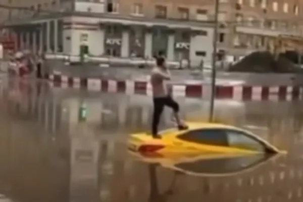VIDEO Imagini APOCALIPTICE la Moscova: străzi inundate și acoperișuri smulse de vânt în urma unei furtuni violente