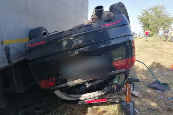 FOTO | Accident grav, în Cluj: 3 morți, între care un copil de 6 ani, și un minor rănit - Un autoturism a fost strivit de un TIR