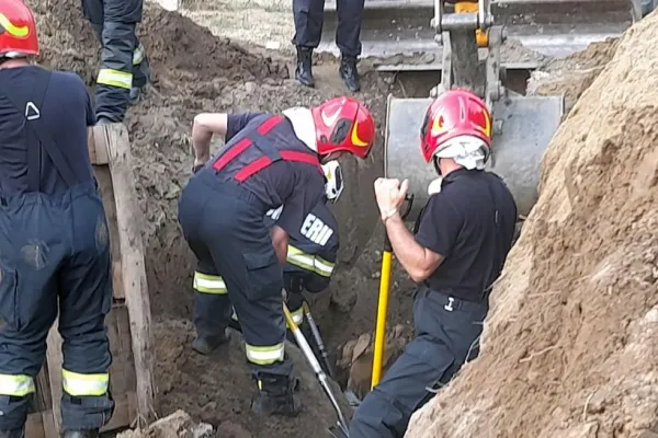 FOTO Accident grav în Timiș, 2 muncitori au fost îngropați sub un mal de pământ