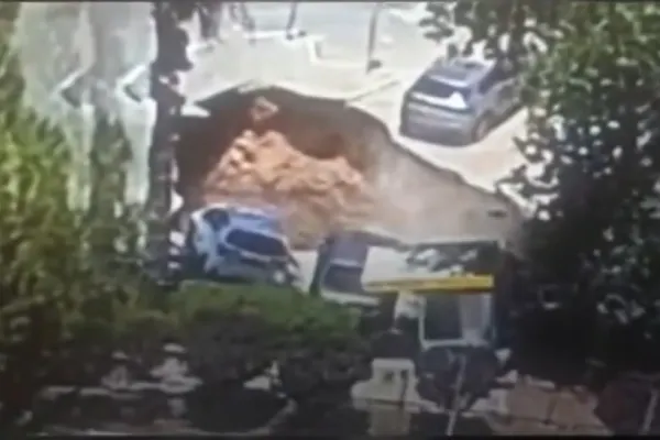 VIDEO | Mașini înghițite de o gaură uriașă în asflat, în curtea unui spital