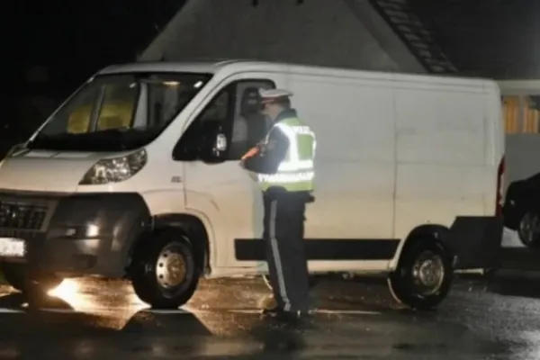 Șofer român, arestat după ce a abandonat în Austria 10 migranți pe care voia să-i ducă în Germania