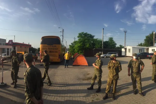FOTO/ VIDEO Autocarul AUR nu a fost lăsat să intre în Transnistria: Parlamentarii, înconjurați de soldați înarmați