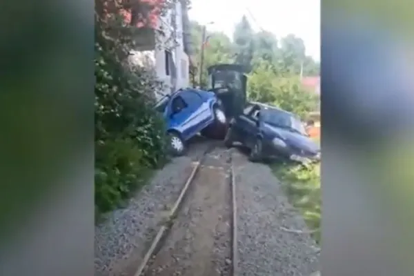 VIDEO - Accident ca-n filmele cu proști - Mocănița din Apuseni a lovit două mașini