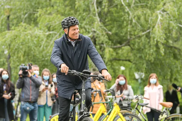 Klaus Iohannis, Nicușor Dan și Tanczos Barna, pe bicicletă în parc. Autoritățile, apel pentru un transport sustenabil