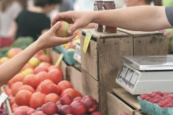Prețuri-șoc la alimente, în România. Legumele, produse de lux: s-au scumpit cu 50% față de acum 2 ani