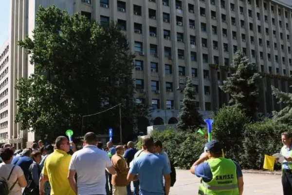 FEROVIARII din România, PROTEST în fața Ministerului Transporturilor în ziua moțiunii de cenzură împotriva Guvernului