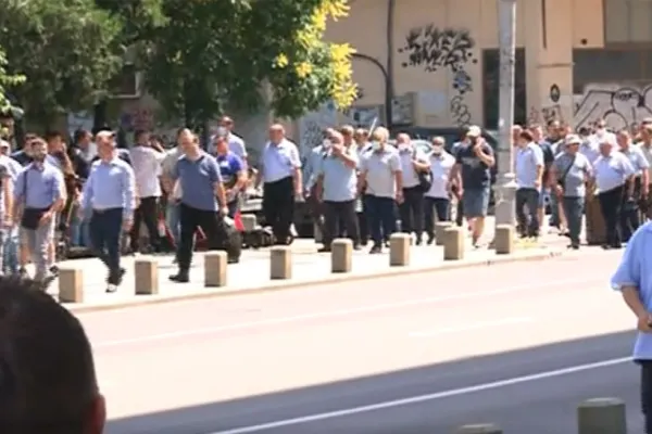 Protest la ușa primarului Capitalei. Ce îi cer angajații Societății de Transport Public lui Nicușor Dan