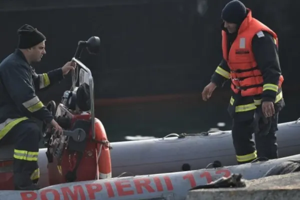 Accident naval pe Dunăre între două ambarcațiuni mici și o barjă. Două persoane sunt de negăsit