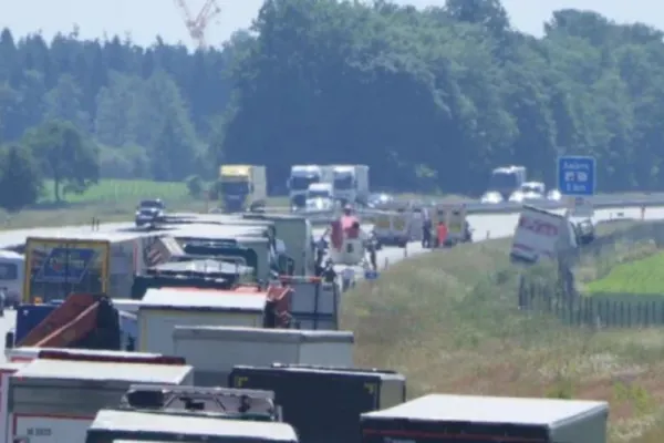 FOTO Un șofer român de TIR a murit la volan, în Germania. Vehiculul s-a oprit pe câmp
