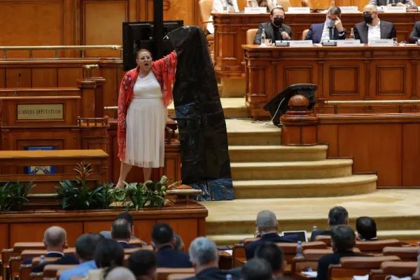 Șoșoacă, un nou SCANDAL în Parlament: A adus un sac pentru CADAVRE în plen - „Pe mâinile dumneavoastră și al întregului guvern stă sânge”