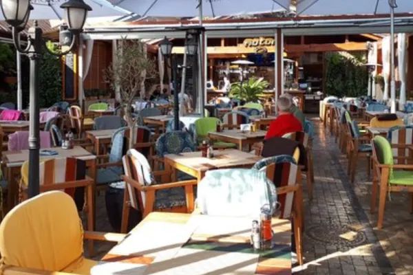 CRIZĂ de personal pe Litoral! Patronii de terase și restaurante sunt și bucătari, și ospătari în 2021