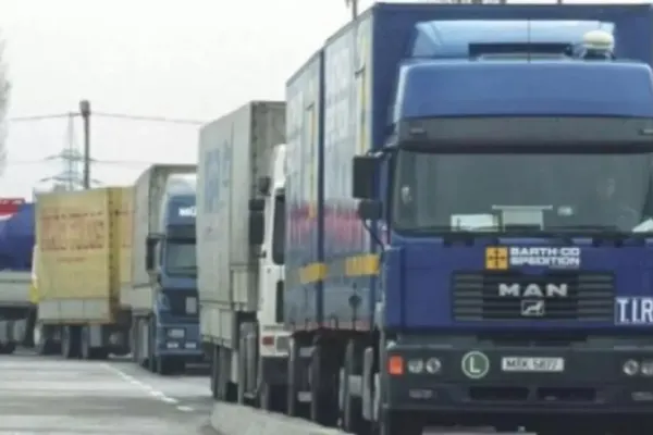 5 copii și un tânăr, găsiți ascunși în camionul a doi șoferi români de TIR, în Italia. CALVARUL prin care au trecut