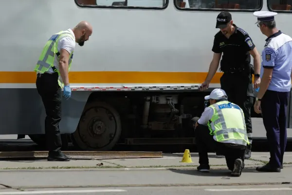 Accident la București. Un pasager din tramvai, rănit de o bucată de șină care a intrat prin podea