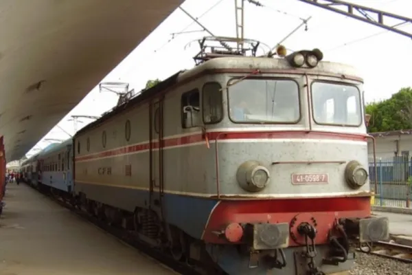 Experiment Realitatea Plus: trenurile HAOSULUI. Oameni blocați în gări - În ce condiții circulă călătorii