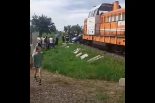 VIDEO | Accident între un tren și o mașină. 4 oameni au ajuns la spital, printre care și un copil
