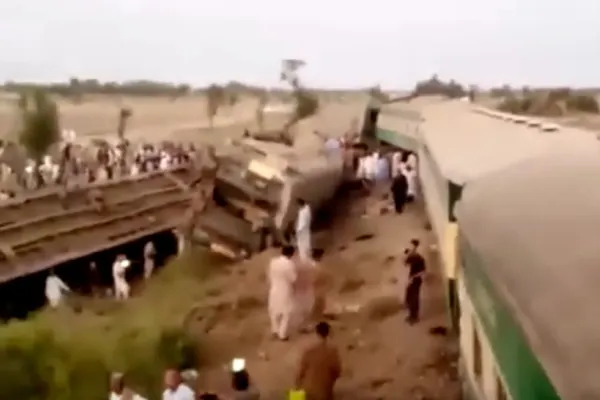 VIDEO -  Cel puțin 40 de morți într-un accident feroviar - Două trenuri s-au ciocnit - Imagini sfâșietoare
