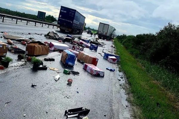 FOTO Accident grav pe autostrada București-Pitești. Un om a murit, după ce 2 TIR-uri s-au ciocnit