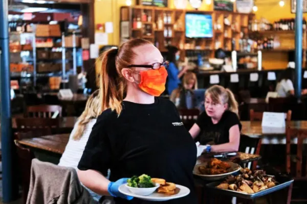 Dați afară din restaurant pentru că purtau mască de protecție