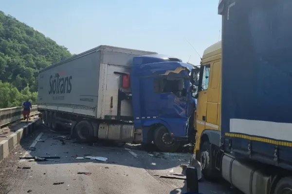 Grav accident pe DN6, în Mehedinți. Un bărbat a murit după ce 2 TIR-uri și o autoutilitară s-au ciocnit pe un pod FOTO