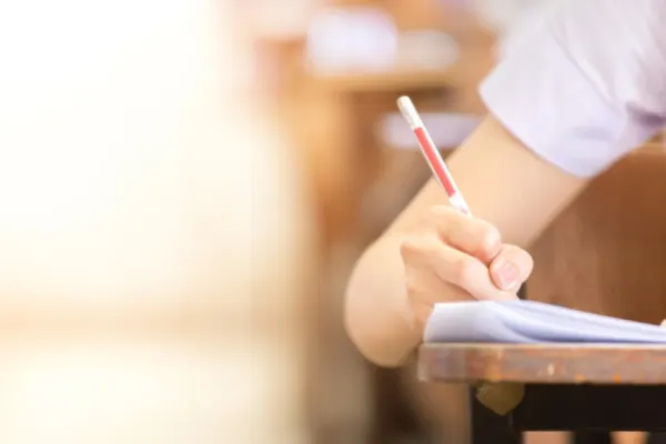 A început sesiunea de toamnă a examenului de Bacalaureat - 35.000 de elevi susțin proba scrisă la română