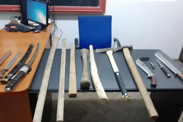 VIDEO Un adevărat "arsenal" de arme albe, descoperit de polițiștii craioveni în urma unor percheziții. Mai multe persoane, conduse la audieri