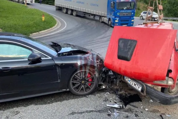 Accident spectaculos: Porsche de 100.000 de euro, făcut praf de o Dacia Papuc