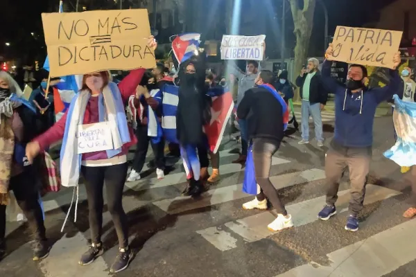 VIDEO Lipsa vaccinurilor anti-Covid a scos mii de oameni în stradă - Proteste violente în Cuba împotriva Partidului Comunist