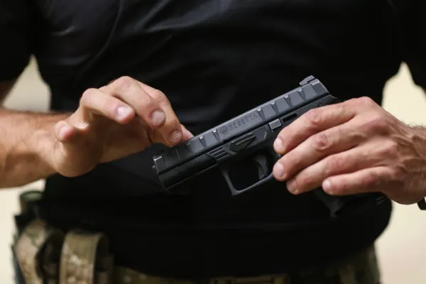 Consilier local italian, filmat în timp ce își ÎMPUȘCĂ partenerul de afaceri, lângă primărie