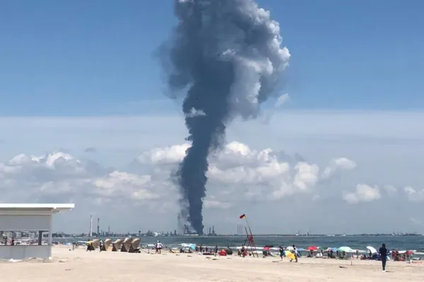 Carburant mai SCUMP după explozia de la Petromidia. Cât vor dura EFECTELE economice după tragedia de la cea mai mare rafinărie din România