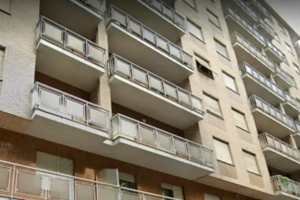 Român în stare GRAVĂ după ce a căzut de la etajul patru al unei clădiri din Torino. Ce au găsit polițiștii asupra sa