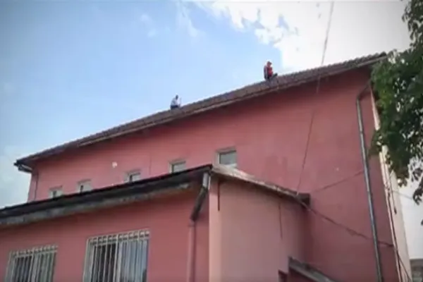 Protest EXTREM la Casa de Pensii din Petroșani: 2 bărbați au amenințat că se aruncă de pe clădire
