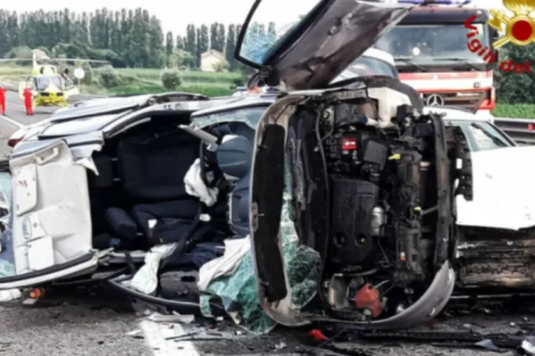 Familie de români, implicată într-un GRAV accident rutier, în Italia. Mașina s-a făcut armonică