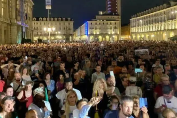 Mii de oameni în stradă împotriva pașaportului sanitar, în Italia! Ce MESAJ au transmis guvernanților
