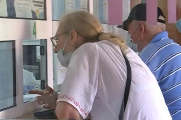 După o viață de muncă, pensionarii se împrumută ca să TRĂIASCĂ. Pe ce se duc banii