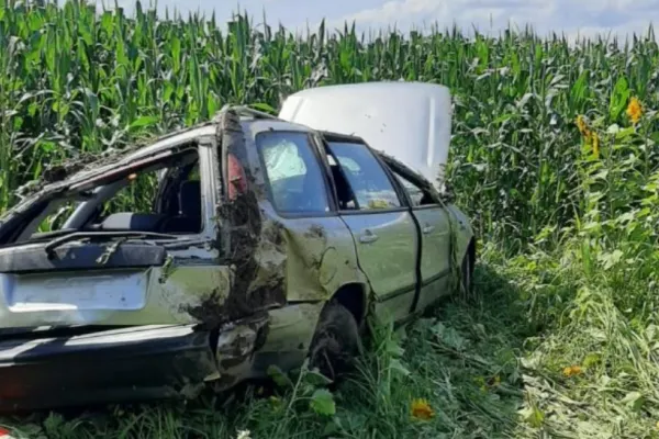 Accident cumplit, în Neamț: 4 copii, răniţi după ce mașina în care se aflau s-a răsturnat, la întoarcerea din tabără - FOTO