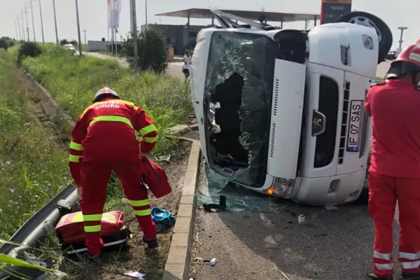 Accident grav, pe Autostrada Soarelui: 6 victime, după ce un microbuz s-a răsturnat - FOTO