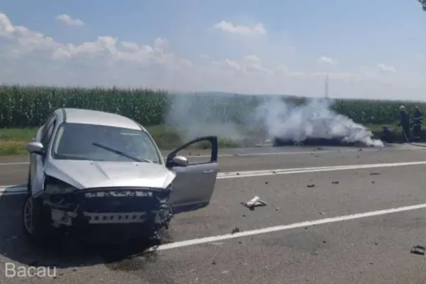 Accident grav, în județul Bacău. Impact violent - două victime, după ce mașina a luat foc