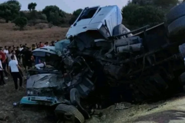 VIDEO Accident devastator: 18 MORȚI după ce un camion a lovit frontal un autocar, în Algeria
