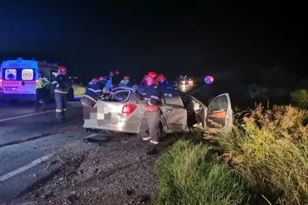 O ambulanță în misiune a fost implicată într-un accident grav. Patru persoane rănite