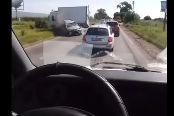 VIDEO | O șoferiță de 70 de ani a provocat un grav accident rutier