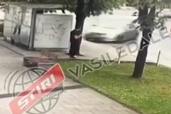 Accidentul din stația de autobuz din Baia Mare. Momentul impactului, filmat: o tânără a murit, soțul - mutilat pe viață - VIDEO